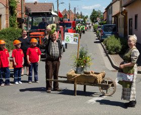 Besuch der Öser. Im Hintergrund der Feuerwehr -Nachwuchs