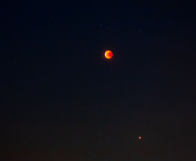 Blutmond mit Mars am 27.7.2018 um 23,00 Uhr.Etwa 30 Minuten nach dem totalen Kernschatten