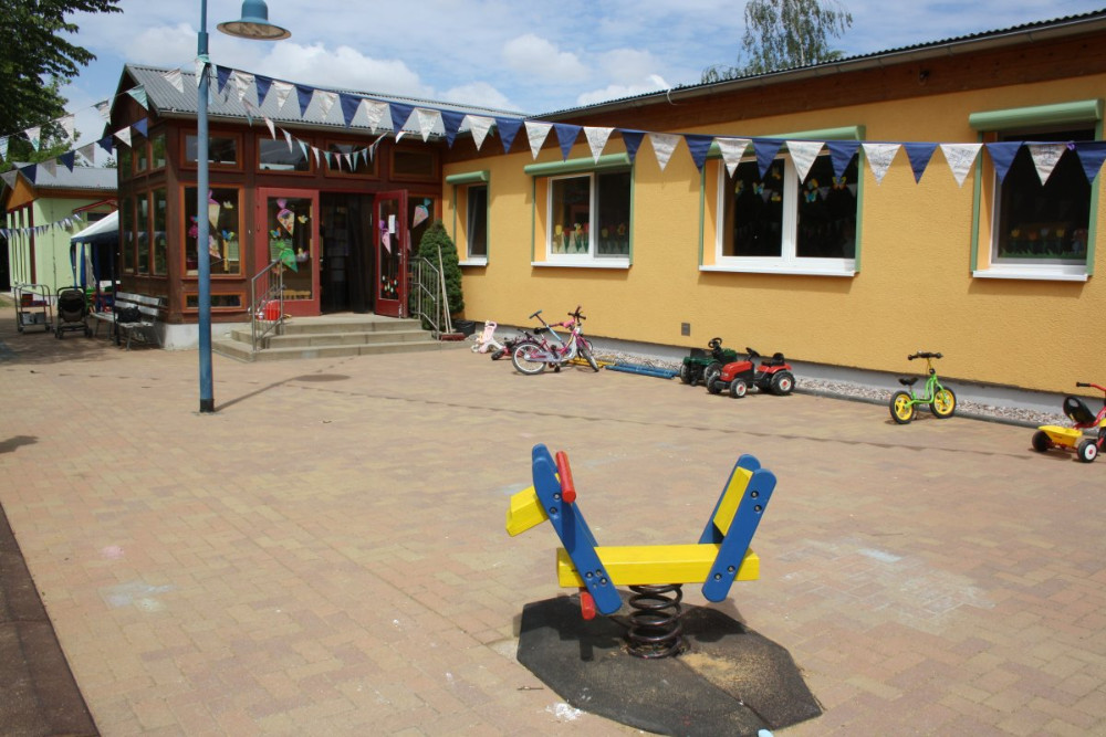 Außenansicht mit Wipptier und Gebäude, Kinderland-Ringleben e.V.