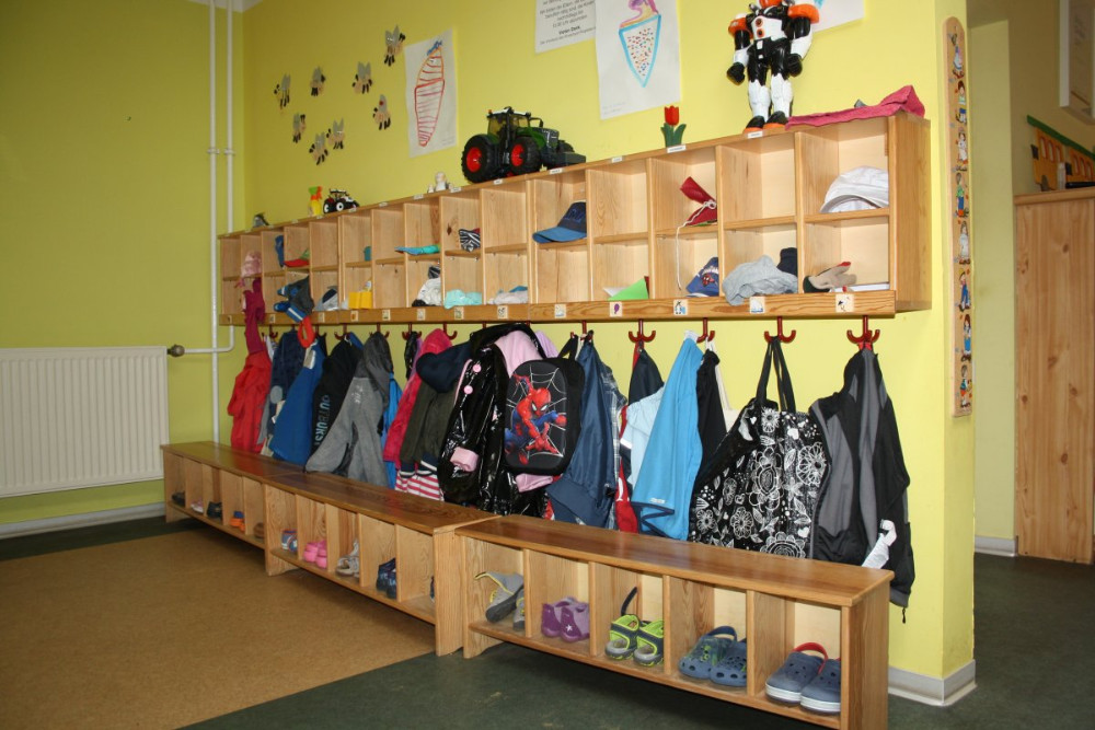 Innenansicht, Garderobe im Flur, Kinderland-Ringleben e.V.